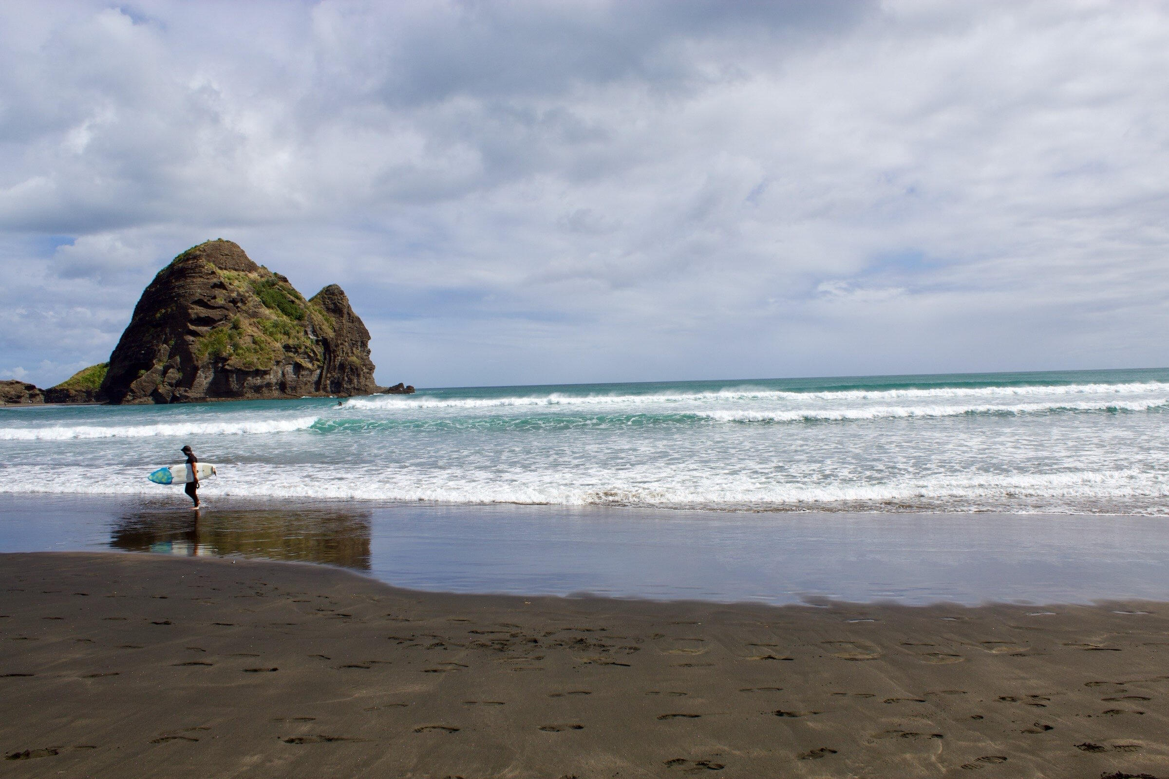 Piha beach surfing